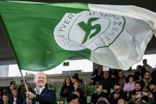 Jamie Welch avait fait tournoyer un drapeau aux couleurs du club nord-vaudois avant le dernier match de la saison jeudi. KEYSTONE/JEAN-CHRISTOPHE BOTT
